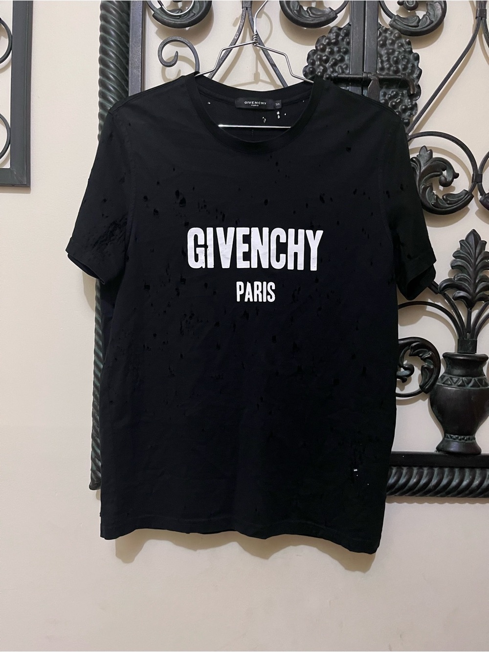 Givenchy Paris
Ripped/Distressed
Premium Cotton Tee
Size Small for Women